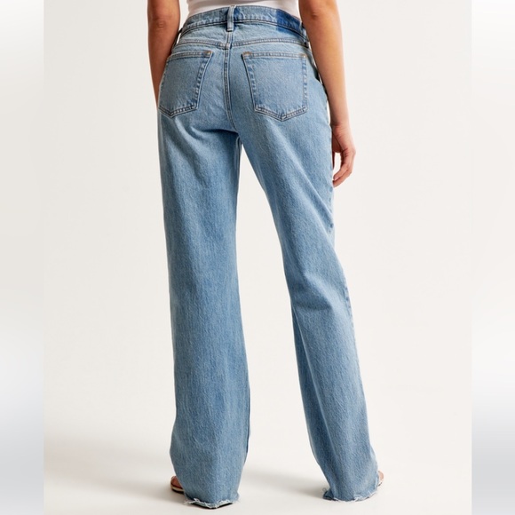 Abercrombie and Fitch The Baggy Low Rise Jean - Extra Short - Picture 3 of 10